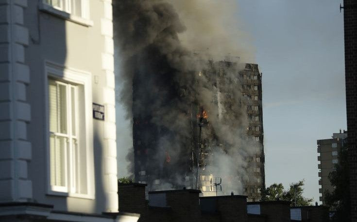 Εκατόν πενήντα πολυώροφα κτίρια με ακατάλληλη επένδυση στη Βρετανία